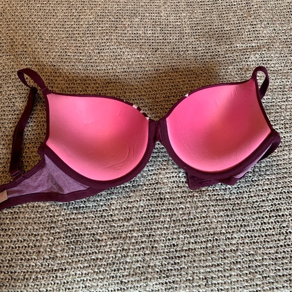 Victoria’s Secret pink bra. Barely worn - Picture 2 of 3